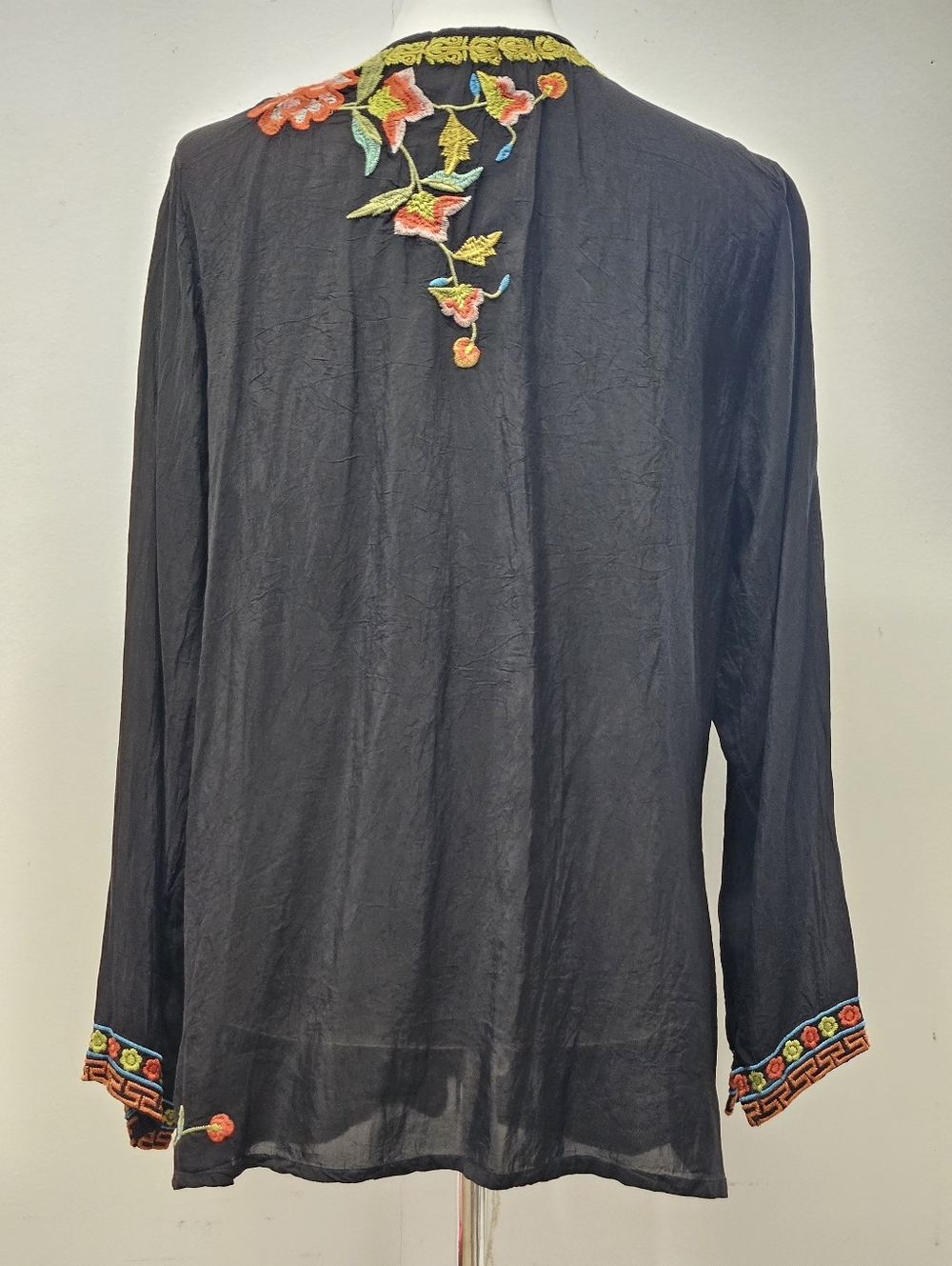 Johnny Was Suko V-Neck Embroidered Tunic Black Blouse Size XL - Picture 12 of 12